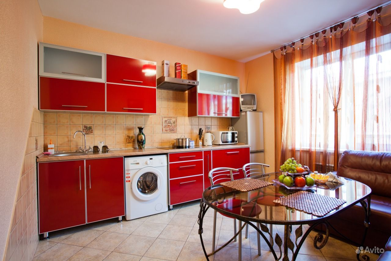 Красный 4 купить квартиру. Красивые кухни в квартирах. Кухня в квартире. Красивая кухня в одной комнатной квартире. Продается квартира кухня.