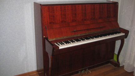 Продам пианино Ласточка