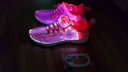 Продаются новые розовые светящиеся ботинки р-р 41