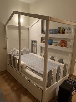 Готовый домик кроватка с дополнительным спальным м