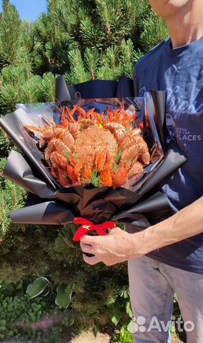 Мужской съедобный букет с раками и крабом
