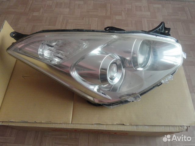 Фара toyota wish 2005-2008г