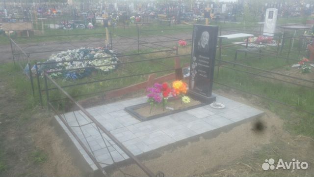Памятники, тротуарная плитка вокруг могил