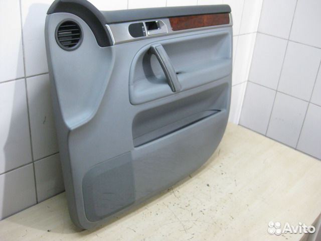 Обшивка передняя правая 7L6867012AE VW Touareg 200 Обшивка передняя правая 7L6867012AE VW Touareg 200