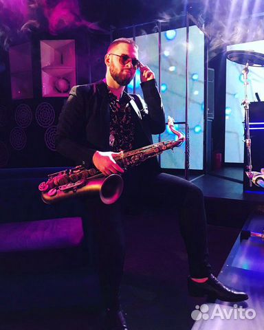 Саксофонист, вокалист и dj со своим оборудованием