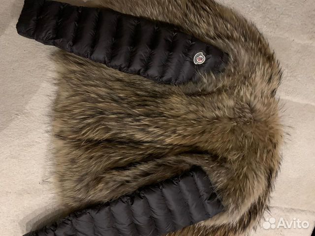 Продаётся женская меховая куртка Moncler 44 размер Продаётся женская меховая куртка Moncler 44 размер