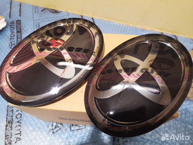 Эмблема решетки радиатора Toyota LC200 оригинал Эмблема решетки радиатора Toyota LC200 оригинал