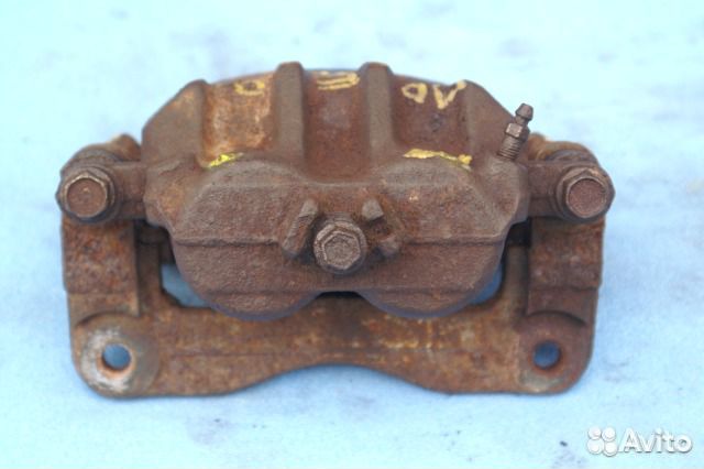 Subaru Impreza (G10) 1996-2000г суппорт передний L