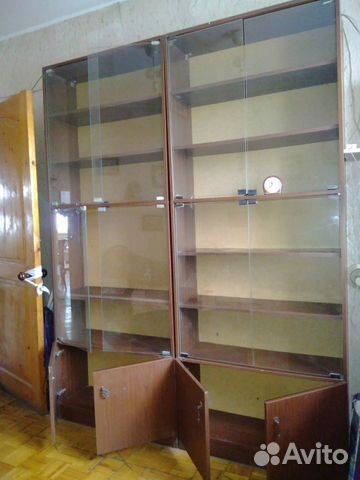 Книжный шкаф со стеклянными дверцами