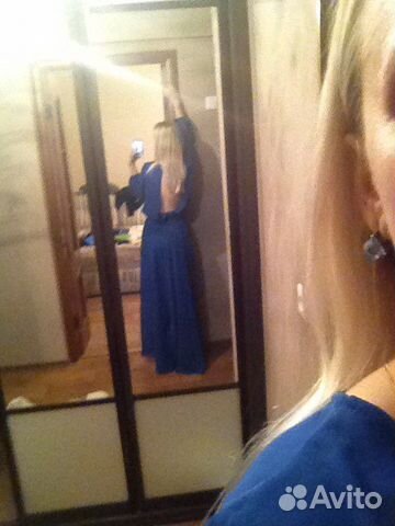 Длинное синее шифоновое платье с вырезом на спине