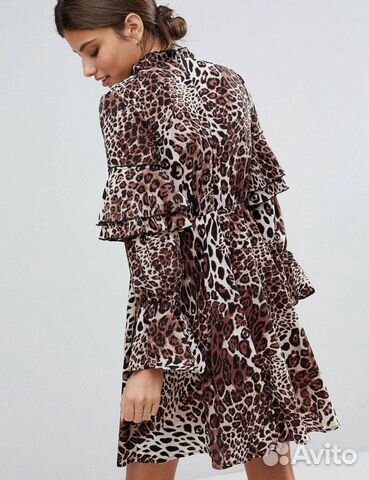 Платье с леопардовым принтом и высоким выротом