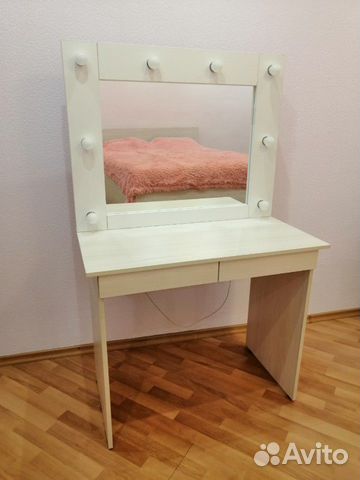 Туалетный столик с зеркалом Туалетный столик с зеркалом