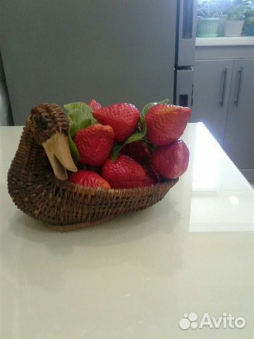 Ваза плетеная с ягодами