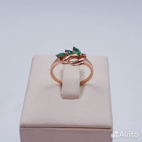 Золотое кольцо с изумрудами и бриллиантом Золотое кольцо с изумрудами и бриллиантом
