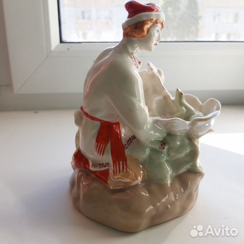 Фарфоровая статуэтка 