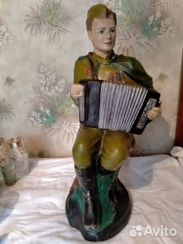 Статуэтка солдат с гармошкой