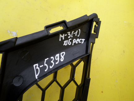 Решетка переднего бампера Мазда 3 BK Хэтчбек 6-8г