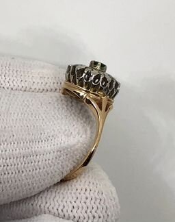 Золотое кольцо с изумрудом и бриллиантами