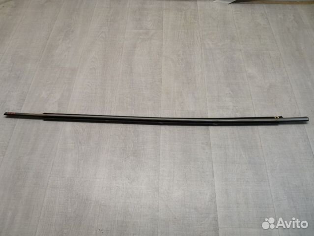 Накладка стекла передняя левая Toyota Avensis 2