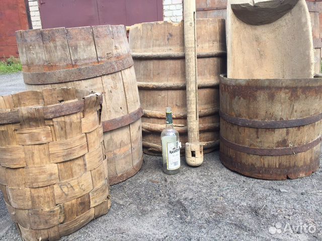 Старинные деревянные бочки, кадки. Большие
