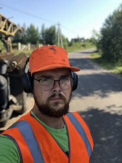 Машинист буровой установки со своей техникой