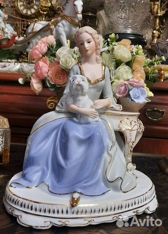 Статуэтки фарфоровые дамы