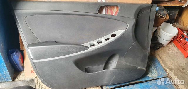 Обшивка водительской двери Hyundai Solaris I