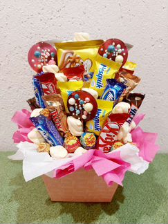 Сладкий букет из шоколада и зефира