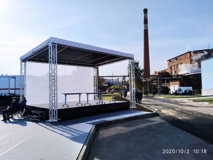 Аренда красивой сцены с крышей