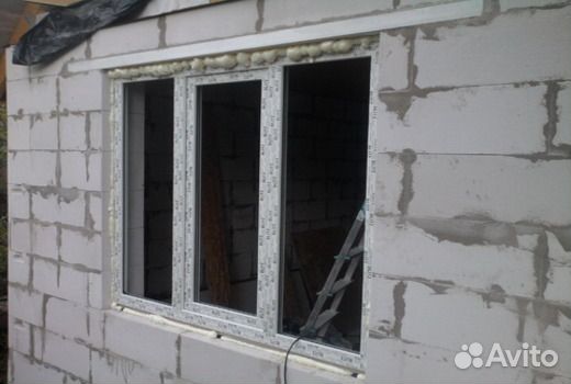 Окна в доме из газобетона. Стройка окна. Оконный блок монтаж схема в газобетонном доме. Окна в доме из газобетона. Крепление окна в пеноблок.