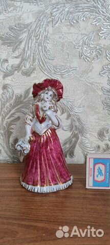 Фарфоровая статуэтка 