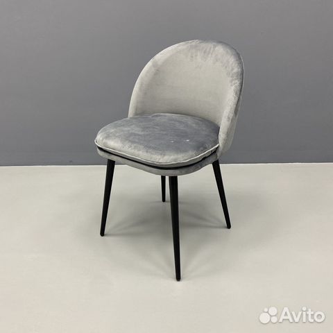 Мягкий стул на металлических ножках