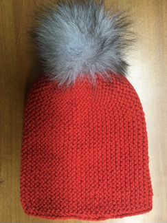 Вязаная шапка-бини с помпоном