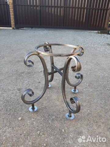 Кованая подставка для цветов