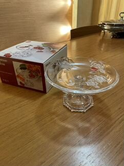 Ваза для фруктов на ножке