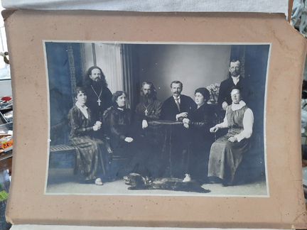Старинное фото Священники в кругу друзей