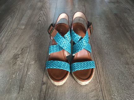 Босоножки на танкетке Aldo