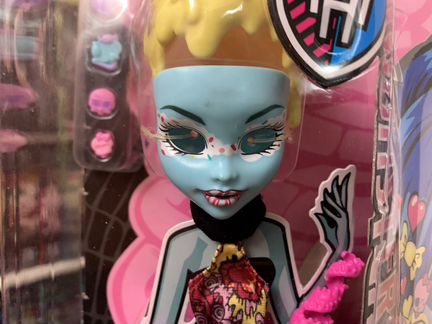 Спуки Суит монстры внутри М Хай аксы в коробке