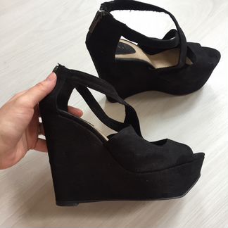 Босоножки на танкетке bershka