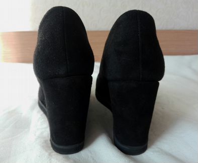 Новые замшевые туфли на танкетке Andre Assous