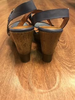 Босоножки на танкетке Zenden