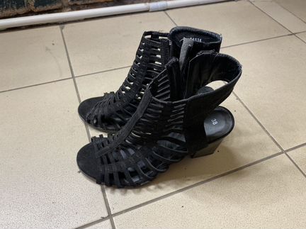 Босоножки чёрные стильные