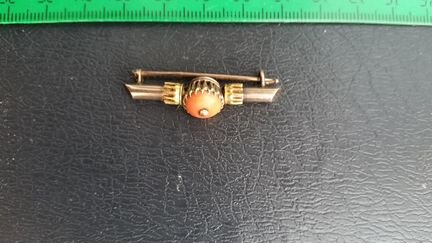 Золотая брошь 56 пробы с розовым кораллом