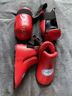 Боксерские перчатки и боксерские бутсы