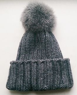 Шапка новая серая с помпоном натур. Мех