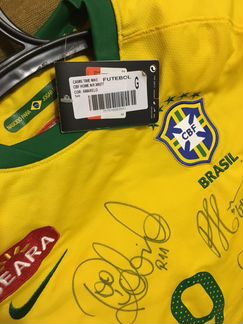 Футболка сборной Бразилии с автографами