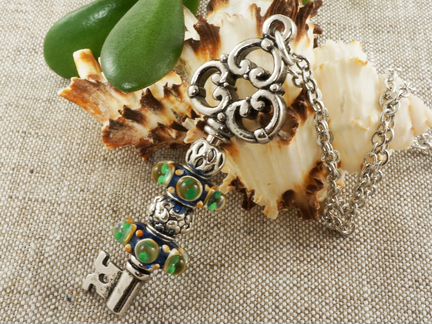 Подвеска Ключ Глазки с шармами лэмпворк