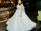 Счастливое красивое свадебное платье цвет айвори