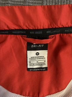 Куртка ветровка nike 137-147см на 10-12 лет