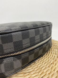 Кожаная косметичка Louis Vuitton - LV